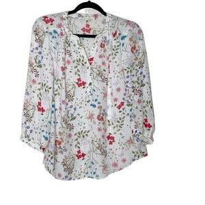VIOLET + CLAIRE floral blouse. V neckline with long sleeves. Size S